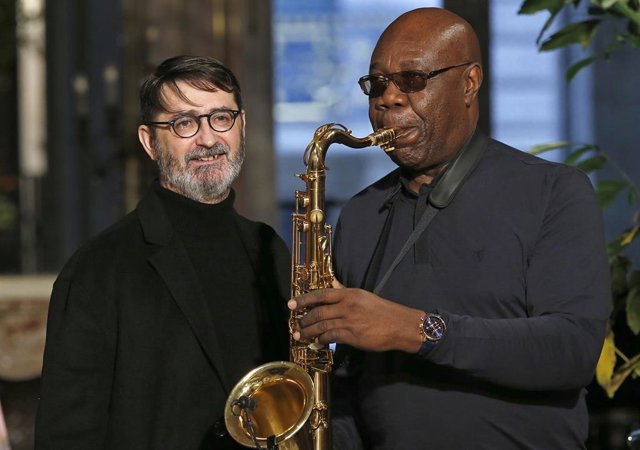French fashion designer Franck Sorbier poses with Cameroonian-French saxophonist Manu Dibango (R) at the end of the Franck Sorbier Spring Summer 2018