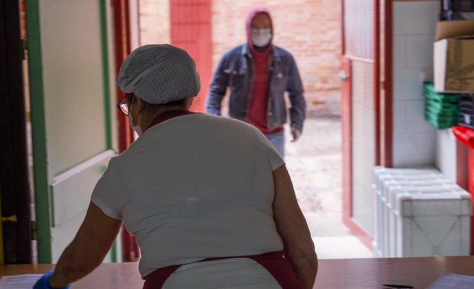 Un padre llega al colegio de Ortiz de Zuñiga,de Sevilla, donde después de registrarse recoge alimentos que se dan para los niños desfavorecido que iban a los comedores escolares. Sevilla a 23 de marzo del 2020