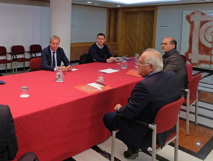 El consejero de Obras Públicas, Transportes y Vivienda del Gobierno de Canarias, Sebastián Franquis, se reúne con la Federación de Empresarios de Transporte