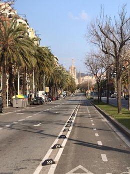 Calle Marina de Barcelona vacía con al Sagrada familia durante el confinamiento por el  coronavirus