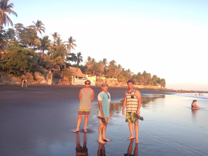 Coronavirus.- Tres surfistas cántabros atrapados en El Salvador esperan regresar