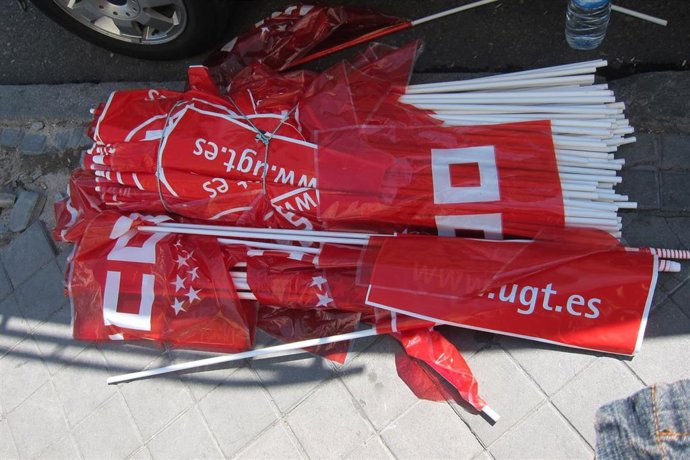 Banderas De CC.OO. Y UGT Apiladas