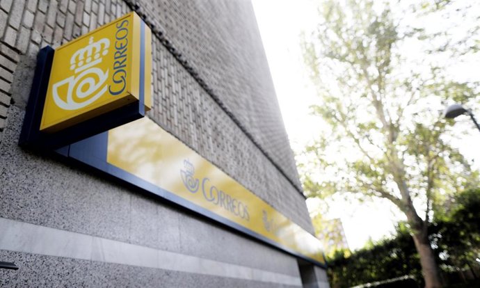Cartel de Correos de Madrid en lo alto de una oficina de Correos, el mismo día que la compañía ha anunciado su oferta de empleo correspondiente 2019, por la que incorporará 4.055 nuevos trabajadores laborales fijos en su mayor proceso de selección desde