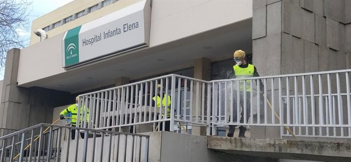 Efectivos de la UME realizan labores de desinfección en el hospital Infanta Elena de Huelva