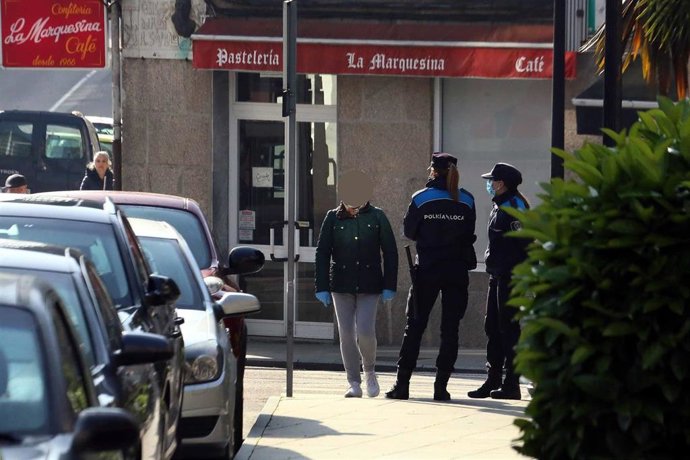 Policía Local de Ponteareas (Pontevedra) patrulla por el municipio.