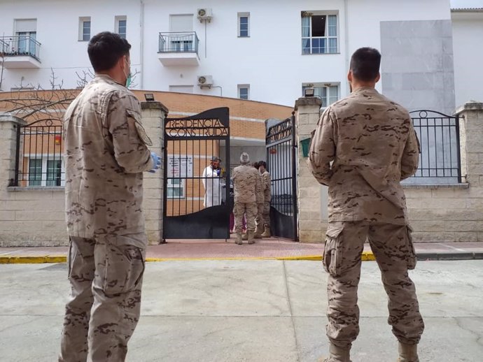 Militares ante la residencia de mayores de Alcalá del Valle