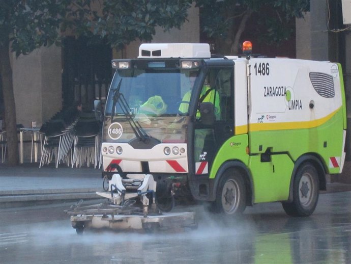 Máquina de limpieza viaria en una calle