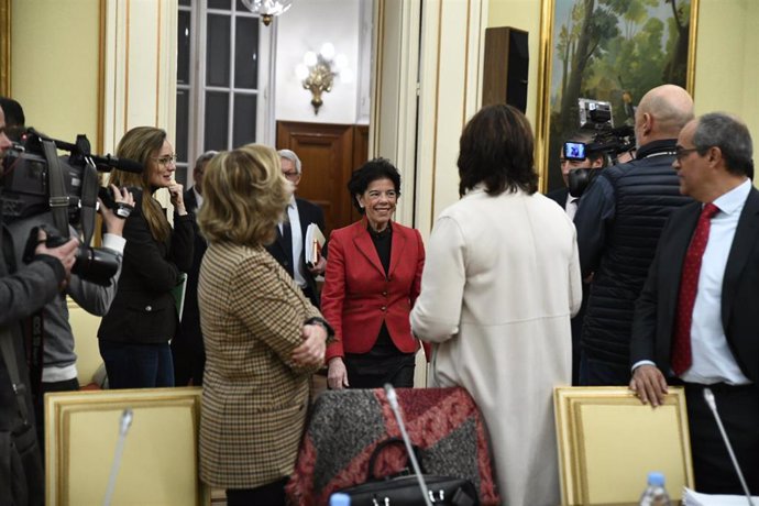 La ministra de Educación y Formación Profesional, Isabel Celaá saluda a los consejeros de Educación de las Comunidades Autónomas antes de una reunión de la Conferencia Sectorial de Educación. 