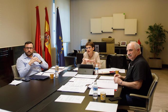 La presidenta de Navarra, María Chivite, con los vicepresidentes Javier Remírez (i) y José María Aierdi, durante una videoconferencia con los portavoces de los grupos parlamentarios para informarles sobre la crisis del coronavirus.