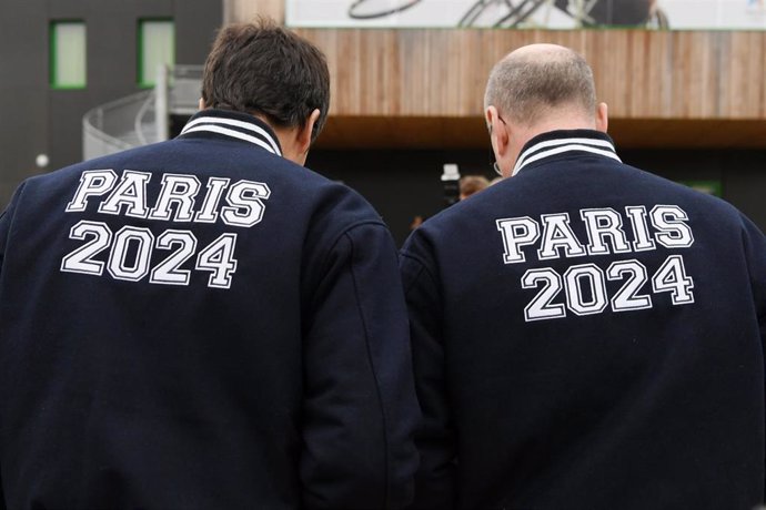 El presidente de París 2024 Tony Estanguet y el ministro francés de educación, Jean-Michel Blanquer durante una visita a un colegio de Saint-Denis