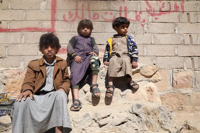 Abed, un niño yemení, y dos de sus hermanos