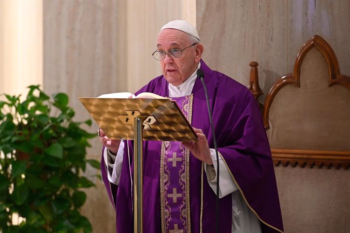 Coronavirus.- El Papa convoca hoy a las 12,00 horas a rezar el Padre Nuestro "a 