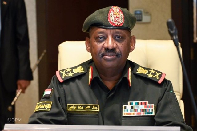 El teniente general Jamal Omer, ministro de Defensa de Sudán