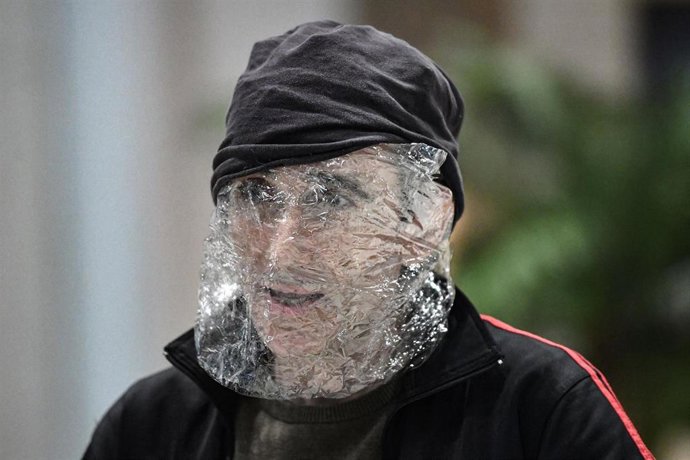 Un hombre con un plástico en Brisbane: 