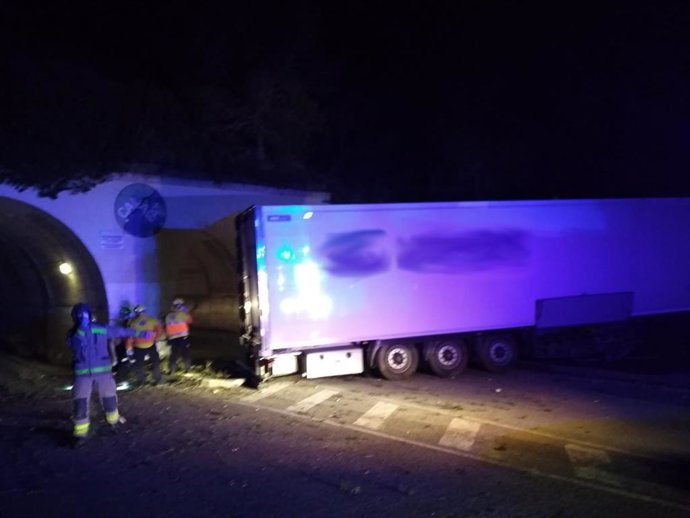 Un camionero muere en un accidente de tráfico al salirse de la vía en la AP-7, a la altura de L'Ametlla de Mar (Tarragona), y es primera víctima de tráfico en Catalunya desde la activación del estado de alarma por el coronavirus.