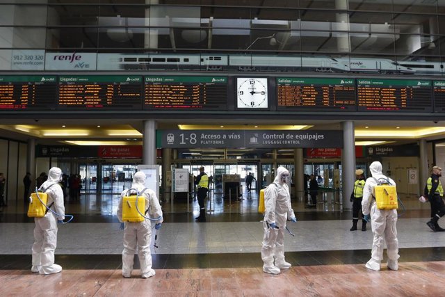 Despliegue de la Unidad Militar de Emergencias (UME) en las inmediaciones de la estación María Zambrano de Málaga, realizando labores de contingencias por el Covid-19, Málaga a 16 de marzo 2020