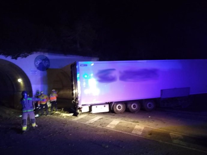 Un camioner mor en un accident de trnsit en sortir-se de la via en l'AP-7, a l'altura de L'Ametlla de Mar (Tarragona), i és primera víctima de trnsit a Catalunya des de l'activació de l'estat d'alarma pel coronavirus.