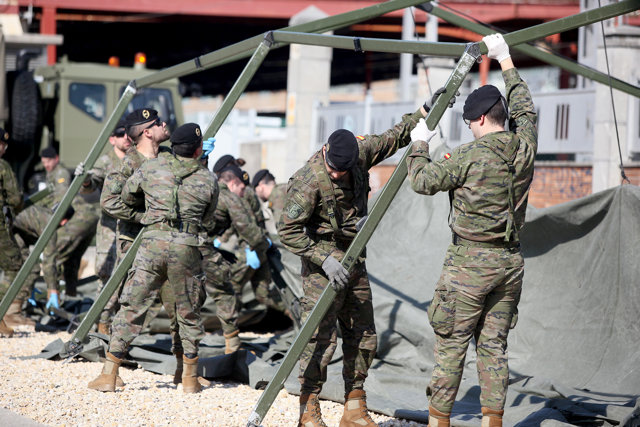 Efectivos del Regimiento Nuclear Bacteriológico Químico (RNBQ) del Ejército, en San Sebastián/Guipúzcoa/País Vasco (España) a 24 de marzo de 2020.