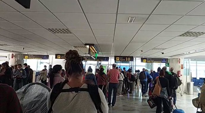 Coronavirus.- Los turistas vascos atrapados en Lanzarote aterrizan en Loiu y regresan a sus casas