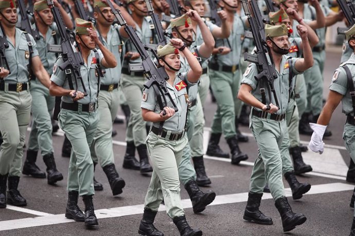 Un grupo de militares miembros de la Legión desfila durante los actos del 12 de Octubre en Madrid, Día de la Hispanidad 