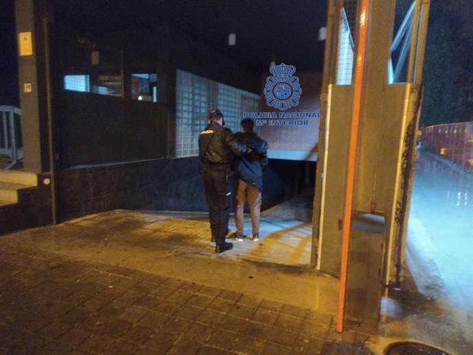 Policía Nacional detiene a tres jóvenes por robar presuntamente en el interior de seis vehículos
