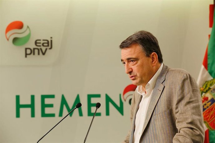 El portavoz del PNV en el Congreso de los Diptados, Aitor Esteban, en una rueda de prensa