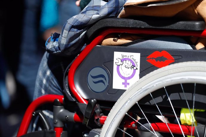 Una mujer en silla de ruedas durante la manifestación feminista en la Puerta del Sol con motivo del 8-M