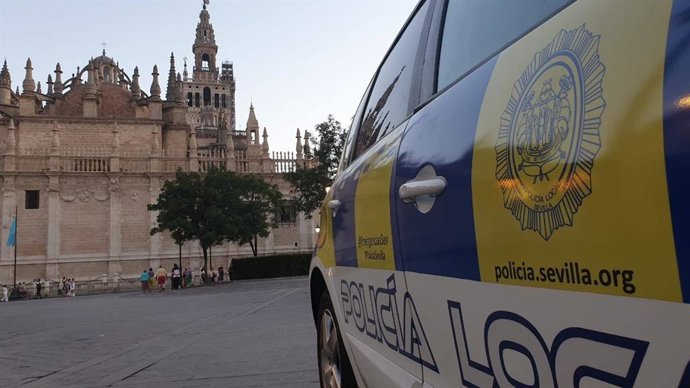 Sevilla.- Sucesos.- Detenidos dos varones acusados de robar un bolso con más de 3.000 euros tras una rápida persecución