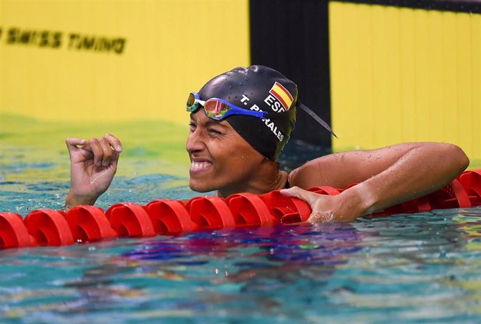 La nadadora española Teresa Perales celebra una medalla durante una competición