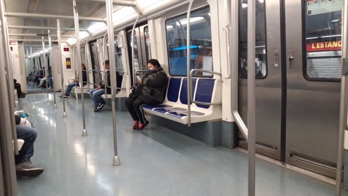 Un vagón del Metro de Barcelona la segunda semana de confinamiento por el coronavirus