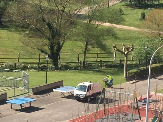 Ooperarios en el Parque del Oeste de Oviedo.