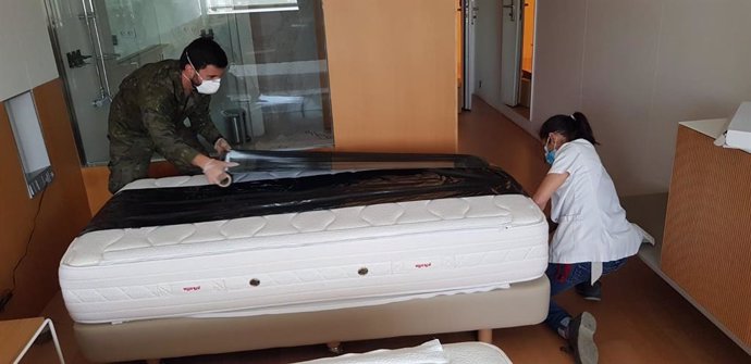 El Ejército precintando camas en el Hotel Meliá Palma Bay (anexo al Palacio de Congresos) para medicalizarlo para pacientes con coronavirus.