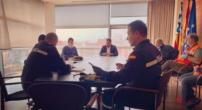 Reunión del alcalde de Badalona (Barcelona), Álex Pastor, con efectivos de la Unidad Militar de Emergencias (UME).