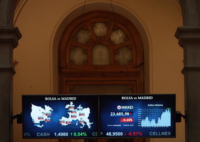 Pantallas del Ibex 35 con el gráfico de la sesión y con las variaciones de las bolsas de otros países