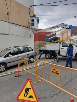 Operarios de Endesa trabajando actualmente en el refuerzo de las líneas en Pescadería, La Chanca, Los Almendros y El Puche