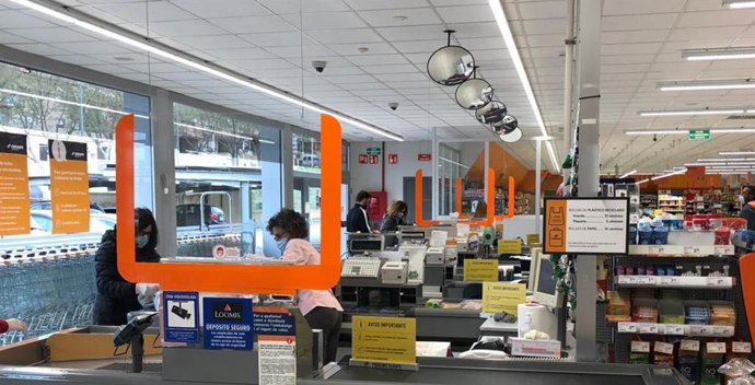 Consum completa la instalación de mamparas en las cajas de todos sus supermercados como protección ante el COVID-19