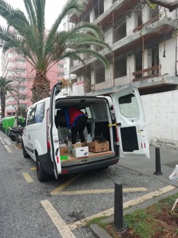 Un voluntario de Cáritas Diocesana de Tenerife reparte alimentos
