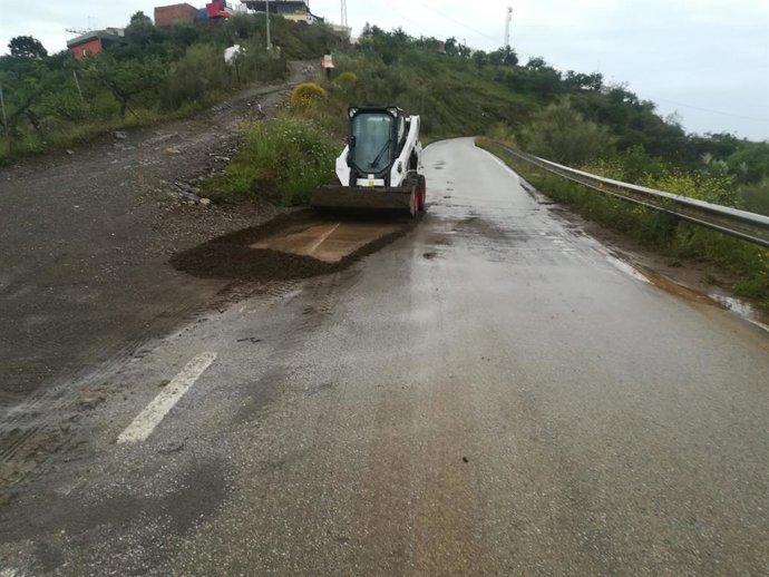Carretera en la que trabajan efectivos de la Diputación de Málaga ante los desprendimientos por las lluvias