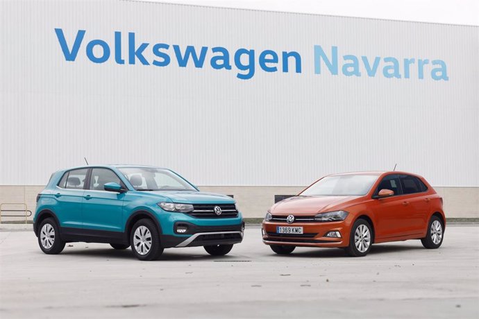 Dos vehículos de Volkswagen en la planta de la marca en Navarra