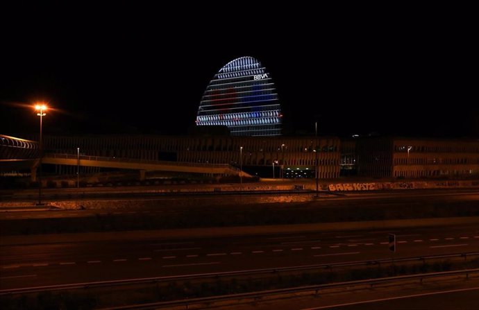 BBVA ha iluminado el emblemático edificio de La Vela, ubicado en su sede corporativa de Madrid, como muestra de apoyo hacia los profesionales que luchan día a día para hacer frente al coronavirus Marzo de 2020
