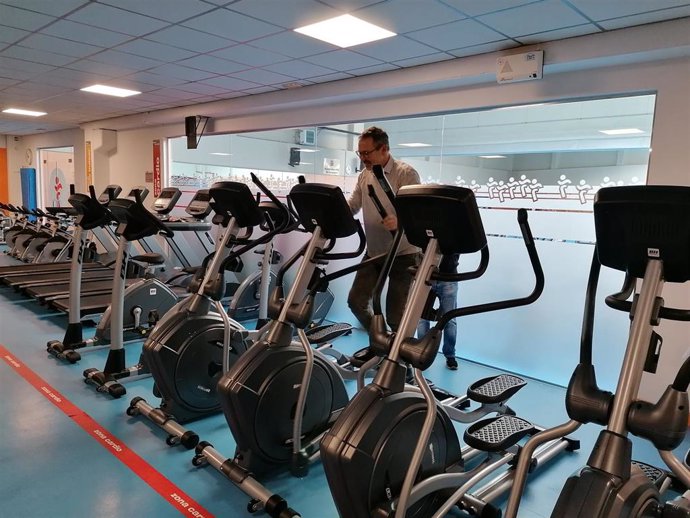 El concejal de Deportes, Rubébn Antoñanzas, prueba una de las nuevas máquinas de musculación que se están instalando en centros de Logroño Deporte.