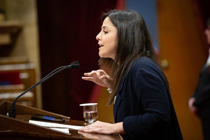 La diputada de la CUP en el Parlament, Maria Sirvent, durante su intervención en una sesión plenaria en el Parlament de Catalunya.