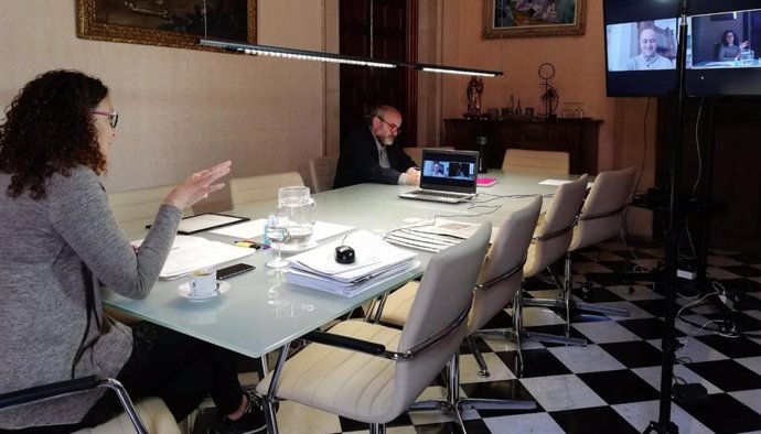 La presidenta del Consell, Catalina Cladera, mantiene una reunión por videoconferencia con el presidente de la Federación de Entidades Locales de Baleares, Antoni Salas