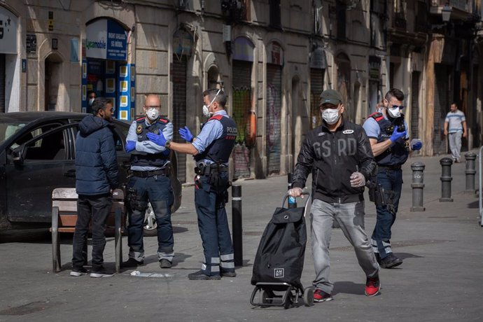 Un control dels Mossos d'Esquadra en un carrer de Barcelona durant el primer dia laborable de la segona setmana des que es va decretar l'estat d'alarma al país a conseqüncia del coronavirus, a Barcelona/Catalunya (Espanya) a 23 de mar de 2020.