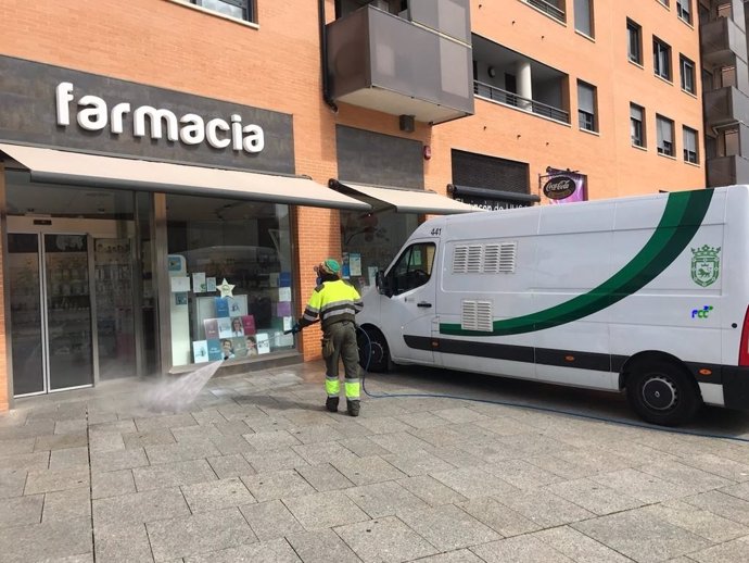Un equipo desinfecta una calle de Pamplona