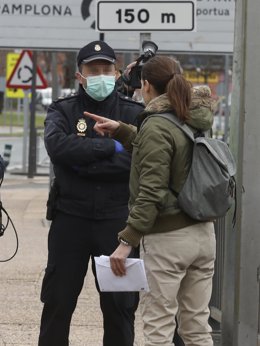 Efectivo de la Policía en un control por el Covid-19