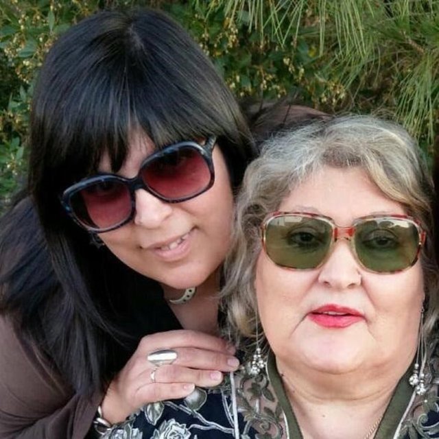 Imagen de Ángeles Álvarez, segunda fallecida por coronavirus en Huelva, junto a su hija