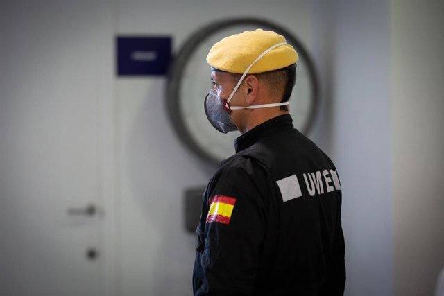 Un agente de la Unidad Militar de Emergencias (UME) del Ejército, protegido con una mascarilla.