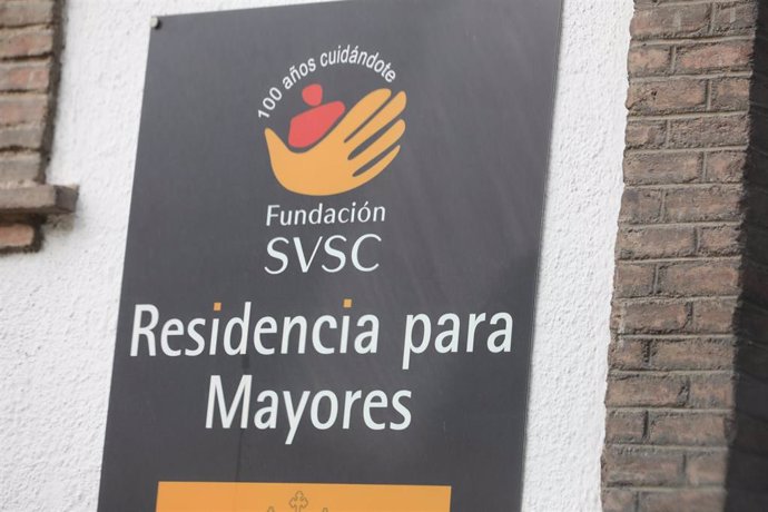 Puerta con un cartel indicativo perteneciente al Centro de mayores Santísima Virgen y San Celedonio