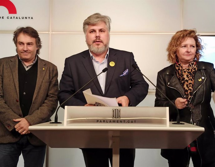 Jordi Munell, Albert Batet i Teresa Pallars (JxCat) en roda de premsa